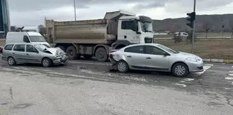 Sivas'ta iki otomobilin çarpışması sonucu 3 kişi yaralandı