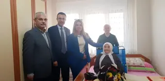 Osmancık Kaymakamı 106 yaşındaki Zehra teyzeyi ziyaret etti