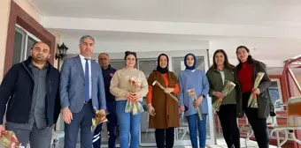 Malatya'da Kadınlara Çiçek Dağıtıldı