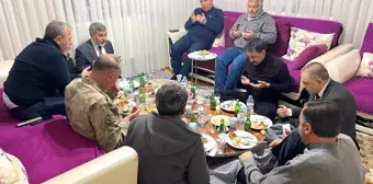 Erzincan Valisi Hamza Aydoğdu, Şehit Piyade Sözleşmeli Er Salih Ay'ın ailesini iftarda ziyaret etti