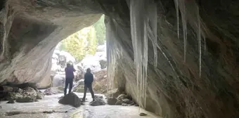 Kastamonu Üniversitesi öğrencileri buz sarkıtlarıyla dikkat çeken mağarada ders yapıyor