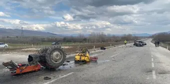 Isparta'da Otomobil ve Traktör Çarpışması: 4 Yaralı