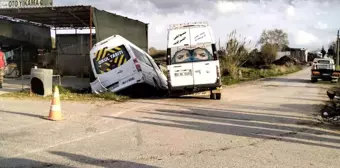 Antalya'da öğrenci ve işçi servis minibüsü çarpıştı: 8'i öğrenci 9 kişi yaralandı