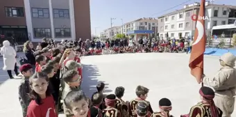 Çanakkale'yi okullarının bahçesinde canlandırdılar, büyük alkış topladılar