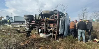 Arnavutköy'de Hafriyat Kamyonu Devrildi, Sürücü Yaralandı