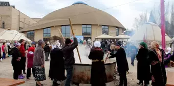 Kırgızistan'da Türküler Eşliğinde Nevruz Bayramı Sofralarının Vazgeçilmez Tatlısı Sümölök Pişiriliyor