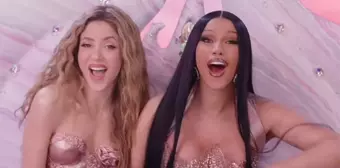 Yeni müzik klibinde Amerikanlı repçi,Cardi B ile oynayan Shakira, kıyafeti ve düzgün fiziği ile nefes kesti