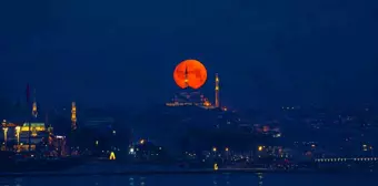 İstanbul'da Fatih Camii ile Görüntülenen Dolunayın Zaman Atlatmalı Görüntüsü İzleyenleri Hayran Bıraktı