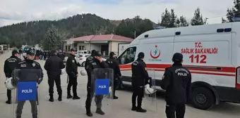 Husumetlilerin muhtarlık seçimi nedeniyle çıkan kavgasında 1'i polis, 9 kişi yaralandı