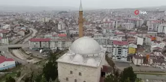 Uçurumun kıyısındaki türbeye ziyaretçi akını