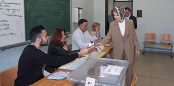 Aile ve Sosyal Hizmetler Bakanı Mahinur Özdemir Göktaş, oyunu Gazi Anadolu Lisesi'nde kullandı