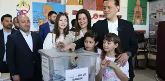 AK Parti Eskişehir Büyükşehir Belediye Başkan Adayı Nebi Hatipoğlu Oy Kullanmak İçin Okula Gitti