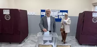 Bolu Valisi Erkan Kılıç, oy kullanmak için sandık başına gitti