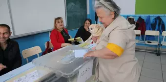 Edirne'de Köpeğiyle Oy Kullanan Kadın