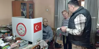 Tekirdağ'da Engelli ve Yaşlılar Seyyar Sandıkla Oy Kullanıyor