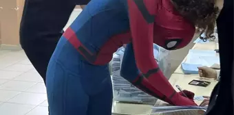 Spiderman Kıyafetiyle Oy Kullanmaya Gelen Genç Büyükçekmece'de Renkli Görüntüler Oluşturdu