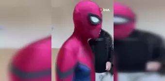 Spiderman Kıyafetiyle Oy Kullanan Genç Büyükçekmece'yi Şaşırttı