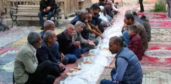 Diyarbakır'da yüzlerce medrese talebesi iftarda buluştu