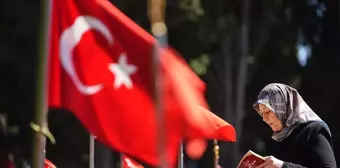 İstanbul'da Şehit Aileleri Ramazan Bayramı Arifesinde Kabirleri Ziyaret Etti