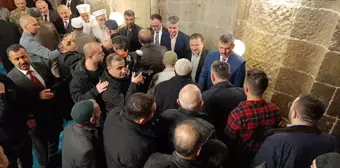 Erzurum'da protokol, namaz sonrası Ulu Camii'nde vatandaşlarla bayramlaştı