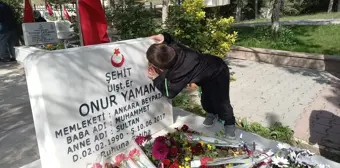 Beypazarı'nda Şehit Yakınları Bayramda Şehitliği Ziyaret Etti