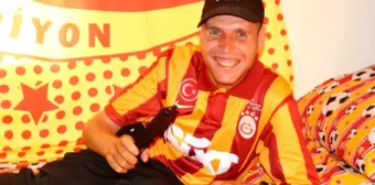 Engelli gencin Galatasaray odasıyla mutluluğu