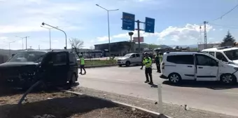 Bingöl'de Minibüs ve Hafif Ticari Araç Çarpıştı: 15 Kişi Yaralandı