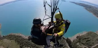 Adana'da Yamaç Paraşütü Pilotları Gökyüzünde Tavla Oynadı