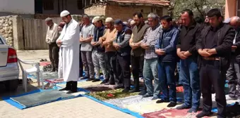 Yozgat'ta depremde hasar gören caminin cemaati cuma namazını köy meydanında kıldı