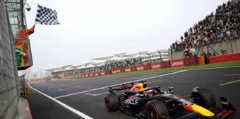 Max Verstappen Çin Grand Prix'sinde pole pozisyonunu kazandı