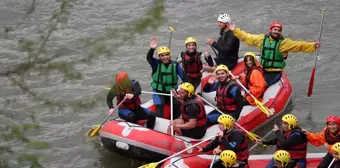 Düzce Valisi ve Protokol Üyeleri Melen Çayı'nda Rafting Yaptı