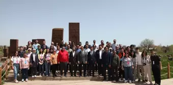 Ahlat'ta düzenlenen anma programında öğrenci ve akademisyenler tarihi mekanları gezdi