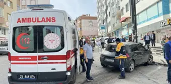 Erzurum'da servis minibüsü ile otomobilin çarpışması sonucu 6 kişi yaralandı