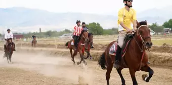 Tire'de Geleneksel Rahvan At Yarışları Düzenlendi