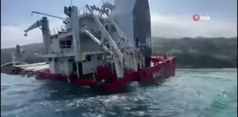 Kastamonu'da karaya oturan yük gemisinin parçaları limana taşınıyor