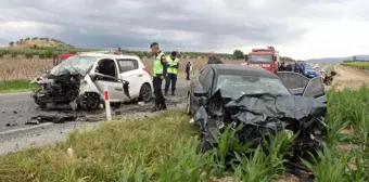 Manisa'da kafa kafaya çarpışan otomobillerde 3 kişi yaralandı