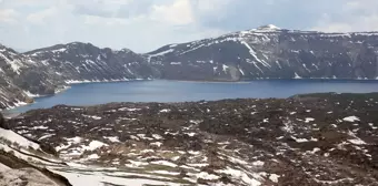 Nemrut Krater Gölü'nün yolu kardan açıldı