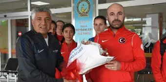 Dünya Liseler Arası Kros Şampiyonasından dönen milli sporcular kentte çiçeklerle karşılandı