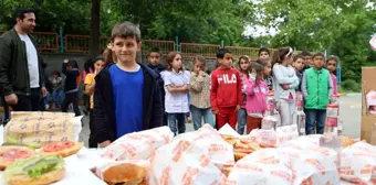 Hayırseverin desteğiyle Hazar köyündeki öğrenciler ilk kez hamburger yedi