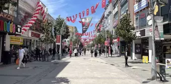 Çark Caddesi'nde Kavga: Tekme, Tokat ve Yumruklar Havada Uçuştu