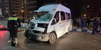 Manisa'da minibüsle çarpışan otomobilin öğretmen sürücüsü hayatını kaybetti