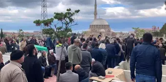 İstanbul'da kaza yapan motosikletli kurye ve annesi toprağa verildi