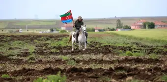 Kırklarelili çiftçi, Azerbaycan'ın bağımsızlık gününü tarlasında kutladı