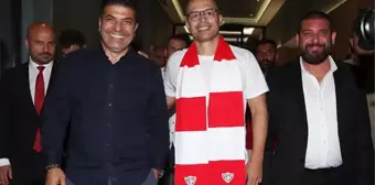 Antalyaspor'un yeni teknik direktörü Alex de Souza, imza için Türkiye'ye geldi