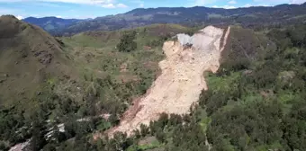 Papua Yeni Gine'de Toprak Kayması: Binlerce Kişi Hayatta Kalmak İçin Mücadele Ediyor