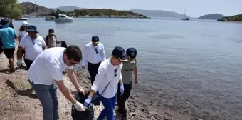 Bodrum'da Gönüllüler Plaj Temizliği Yaptı