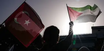 İzmir'de Üniversite Öğrencileri İsrail'in Gazze'ye Saldırısını Protesto Etti