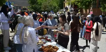 Muş'ta lise öğrencileri atık malzemelerden yapılan ürünleri sergiledi