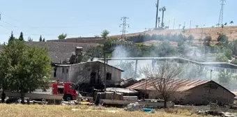 Elazığ'da geri dönüşüm malzemelerinin bulunduğu depoda çıkan yangın söndürüldü