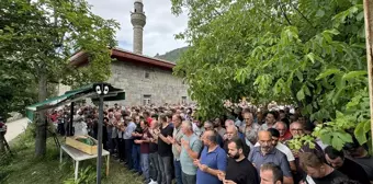 Rize'de Silahlı Saldırı Sonucu Hayatını Kaybeden Aylin Ekşi Artvin'de Defnedildi